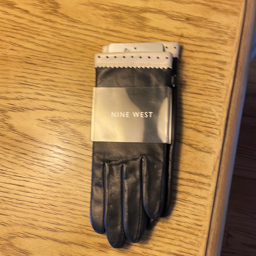 Never worn New Nine West Black Genuine Leather women’s gloves